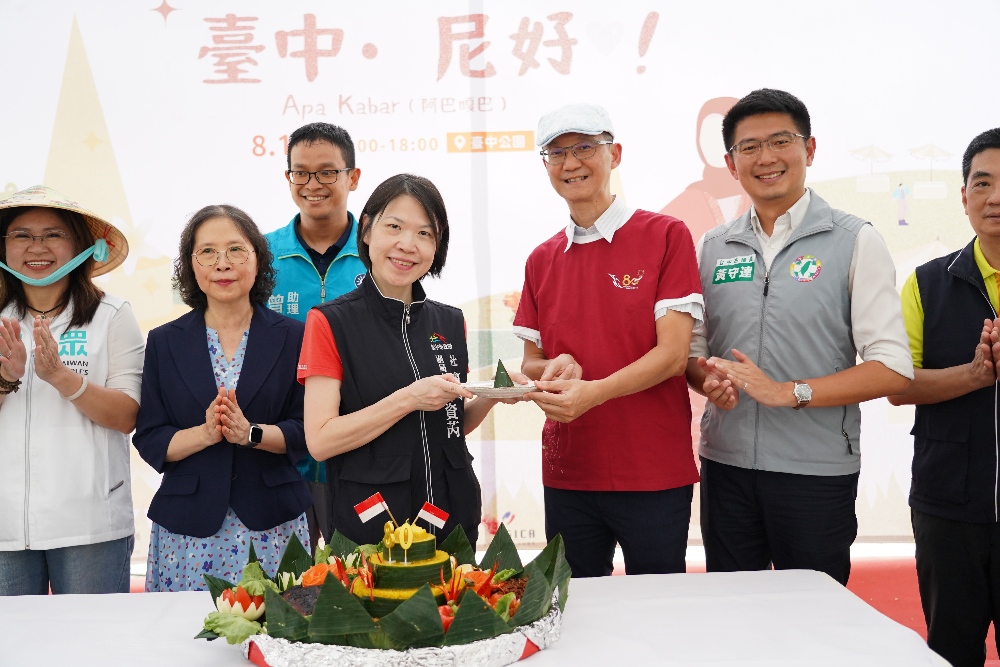 Apa Kabar臺中.尼好! 中市多元文化活動邀民眾體驗異國文化 4 ▲開幕儀式:傳遞切薑黃塔飯,象徵祝福活動順利及文化服務傳承臺中市婦女及新住民培力平臺。(圖/朝陽科技大學承接)