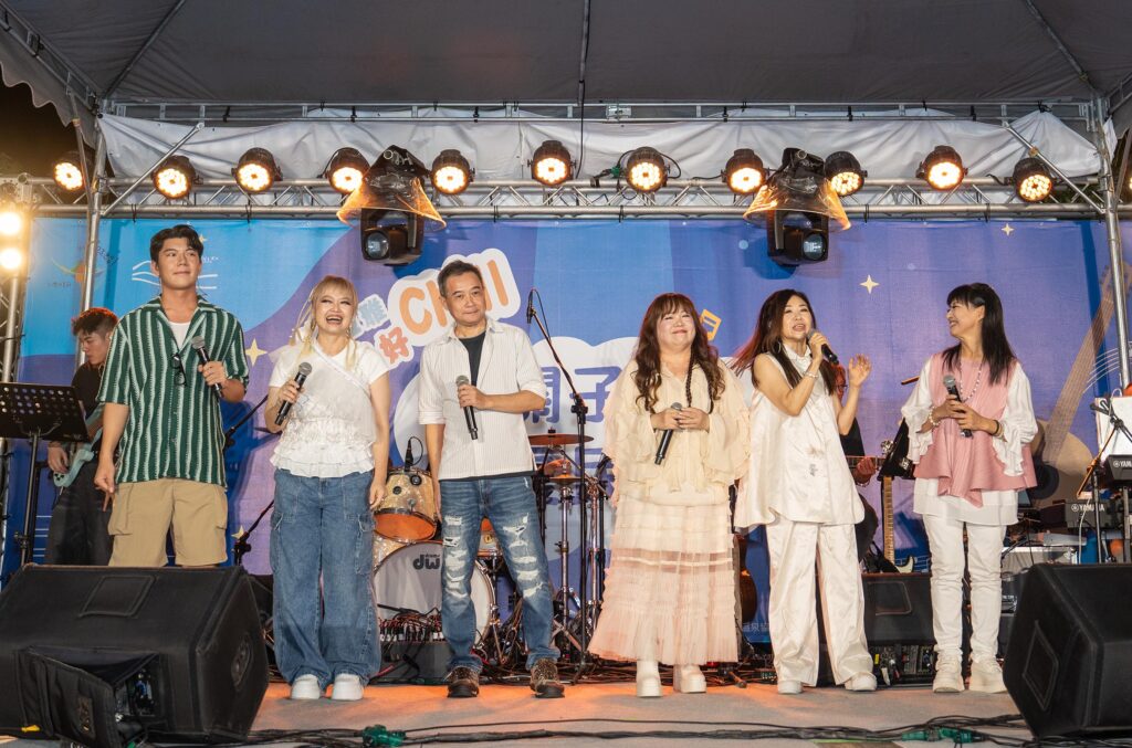 民歌金曲唱響關子嶺!星空大合唱雨中不散場 馬毓芬、娃娃動情追憶馬兆駿 12 Brian%E9%A6%AE%E8%80%80%E5%BC%98%E9%87%91%E6%99%BA%E5%A8%9F%E9%99%B3%E5%82%91%E6%B4%B2%E5%A4%A7%E5%8D%97%E6%96%B9%E9%A6%AC%E6%AF%93%E8%8A%AC%E5%B0%8F%E5%8D%97%E6%96%B9