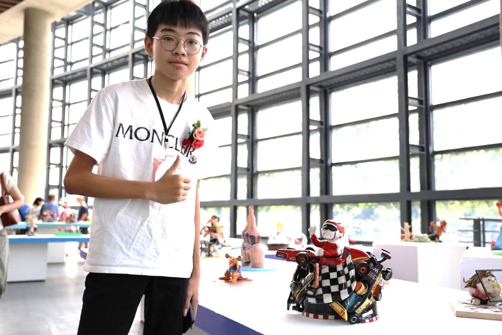 百件作品展現童心 陶博館兒少陶藝獎打造運動夢想舞臺 2 《圖說》立體雕塑類國中組首獎范書維《極速幻想》,用陶藝展現賽車極速奔馳的姿態,傳達對方程式賽車的熱愛。〈陶博館提供〉