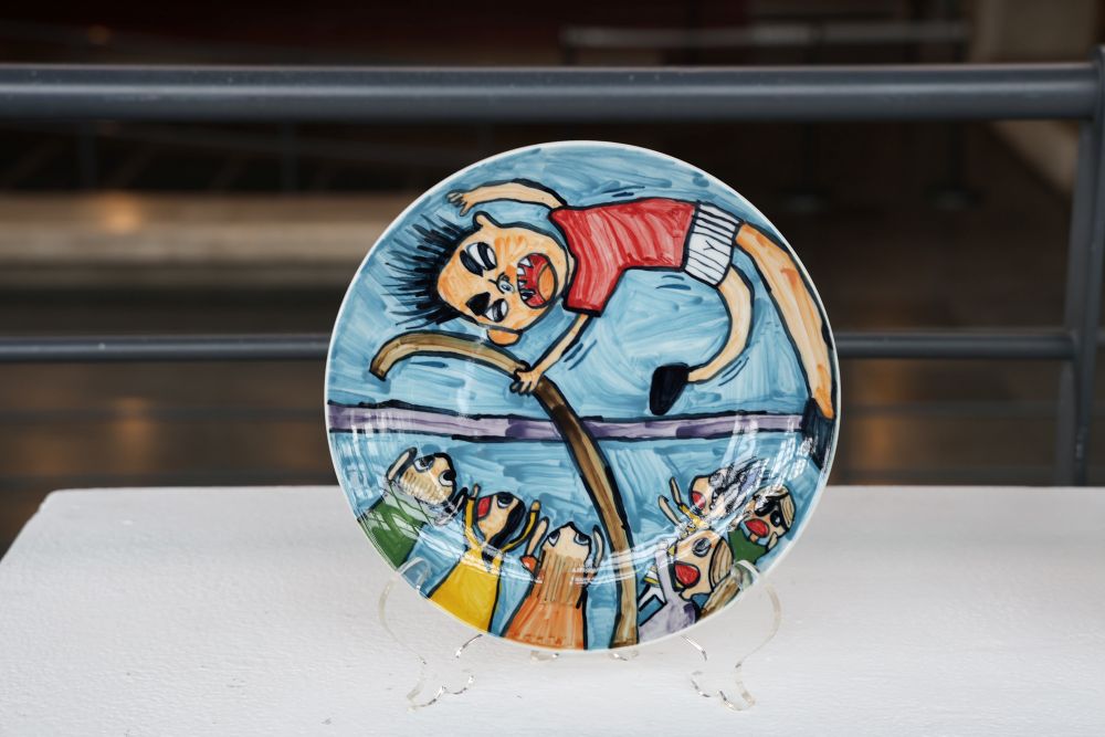 百件作品展現童心 陶博館兒少陶藝獎打造運動夢想舞臺 4 《圖說》平面彩繪類組國小低年級組首獎陳子瑜《看我〈撐〉霸天空》,童趣的筆觸描繪撐竿跳高飛越橫桿的瞬間。〈陶博館提供〉