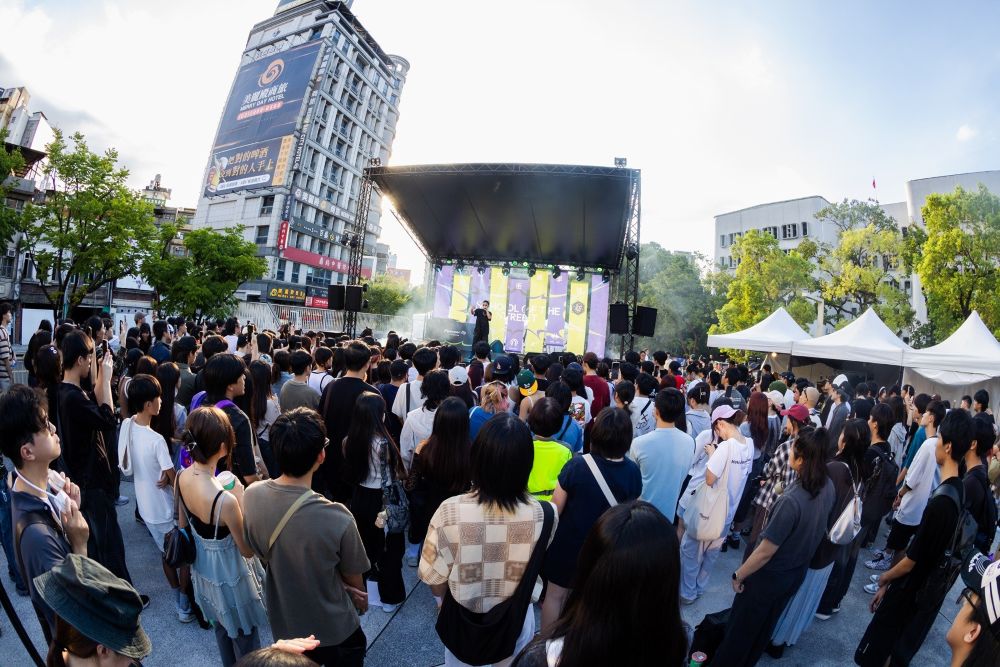 街頭派對嘻哈演唱會嗨翻府中 多元展覽與課程至9月 6 《圖說》「2025新北街頭學校」於府中廣場舉辦的「嘻哈演唱會」,從下午4點一路唱到晚間9點,帶來5小時不間斷的節奏。〈文化局提供〉