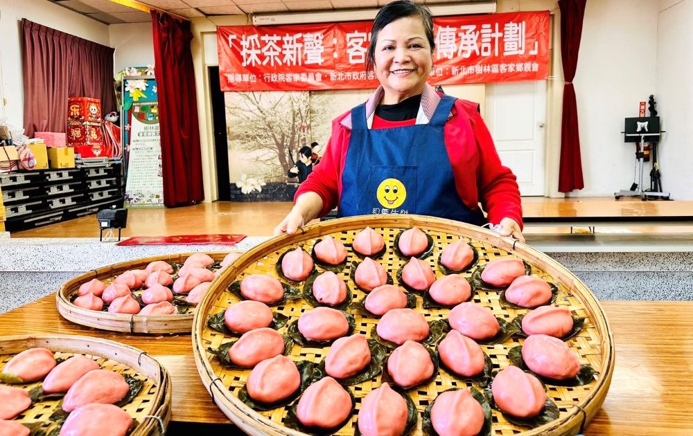 活到老學到老 新北8位榮獲全國終身學習楷模殊榮 2 《圖說》何滿妹開設客家美食紅麴菜包課程並推廣傳統客家文化。〈教育局提供〉