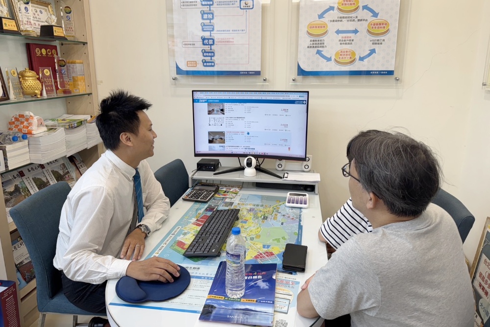 淡水買房首購首選 台慶不動產杜俊廷專業助您圓夢成家 1 ▲台慶不動產淡水濱海加盟店的專業房仲杜俊廷,以「同理心」和「專業分析」贏得客戶信賴。(圖/業者提供)