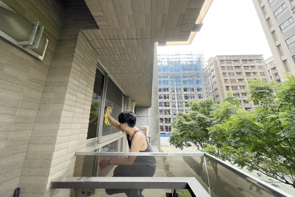 淡水買房首購首選 台慶不動產杜俊廷專業助您圓夢成家 2 ▲杜俊廷在友人引薦下接觸房仲工作,從此投入產業,一邊累積專業,一邊為自己與客戶尋找高CP值物件。(圖/業者提供)