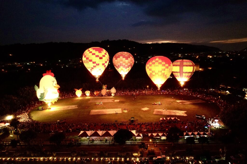 台中石岡熱氣球嘉年華 接駁車交通攻略一次掌握 1 8%E6%9C%8831%E6%97%A5%E9%96%89%E5%B9%95%E5%85%89%E9%9B%95%E7%A7%80 %E6%90%AD%E9%85%8D%E9%9F%B3%E6%A8%82%E7%AF%80%E5%A5%8F %E8%AE%93%E7%86%B1%E6%B0%A3%E7%90%83%E5%9C%A8%E5%A4%9C%E7%A9%BA%E4%B8%AD%E9%96%83%E8%80%80%E5%BE%8B%E5%8B%95 %E8%B3%87%E6%96%99%E7%85%A7%E7%89%87 0