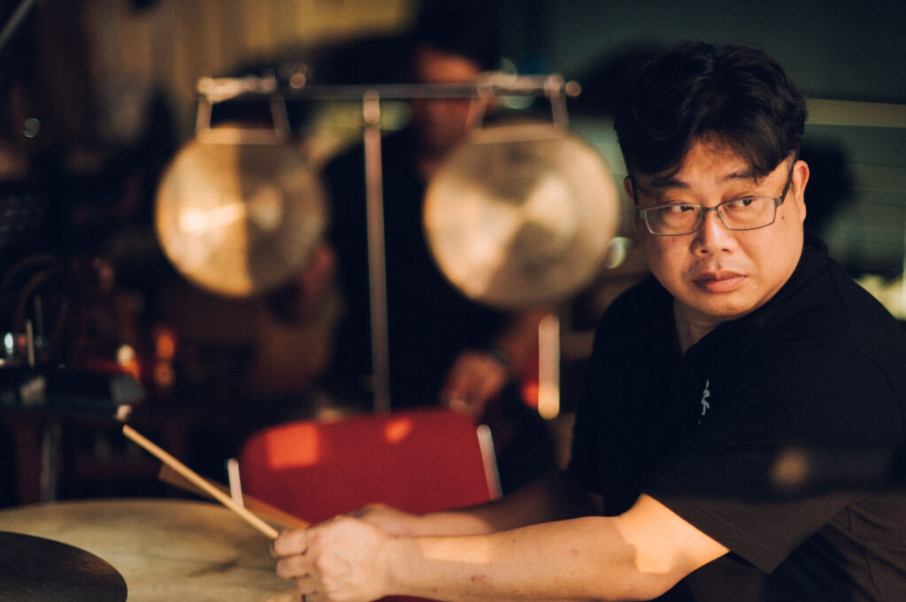 林永志藝師獲認證新北市無形文化資產北管音樂保存者 2 %E6%9E%97%E6%B0%B8%E5%BF%97%E8%97%9D%E5%B8%AB%E6%96%BC%E5%8C%97%E7%AE%A1%E9%9F%B3%E6%A8%82%E6%BC%94%E5%87%BA%E4%B8%AD%E5%B0%88%E6%B3%A8%E6%95%B2%E6%93%8A%E9%BC%93%E6%A8%82%EF%BC%8C%E5%B1%95%E7%8F%BE%E6%AD%A6%E5%A0%B4%E6%B0%A3%E5%8B%A2