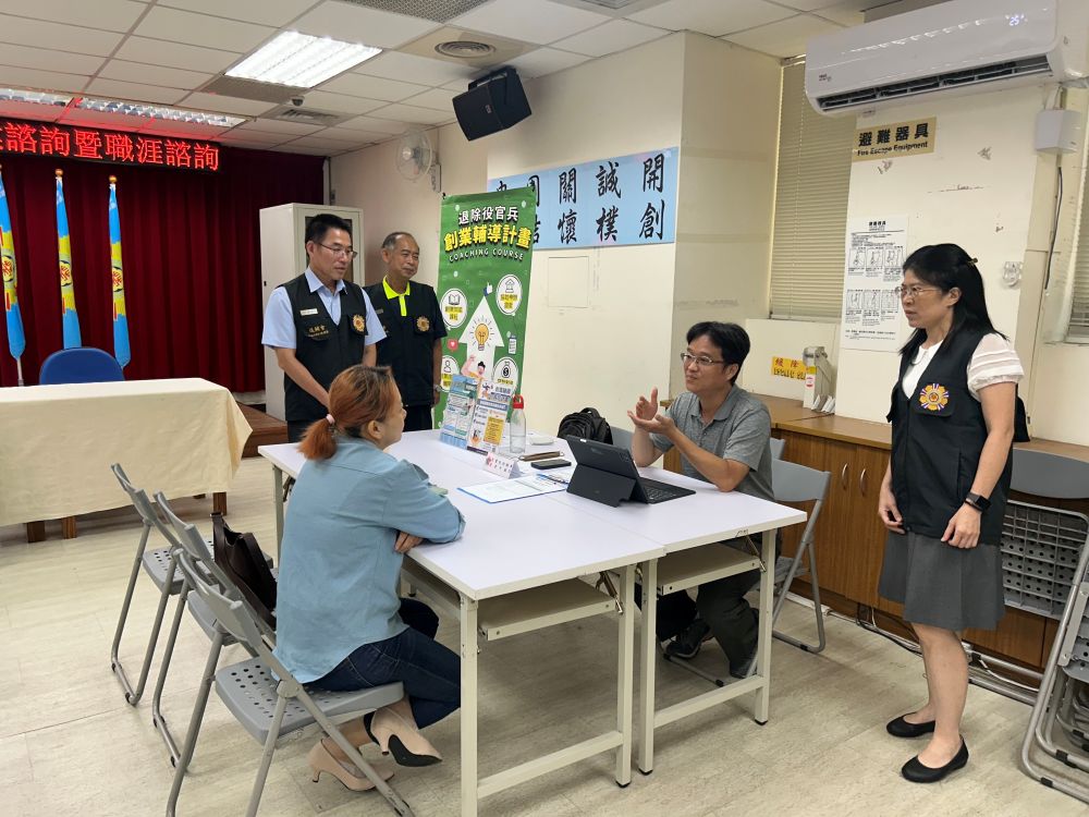 量身訂做專屬計畫 臺北市榮服處 一對一助圓創業夢 1 《圖說》臺北市榮服處長黃信仁〈左〉於現場了解專業諮詢人員採「一對一」作業。〈臺北市榮服處提供〉