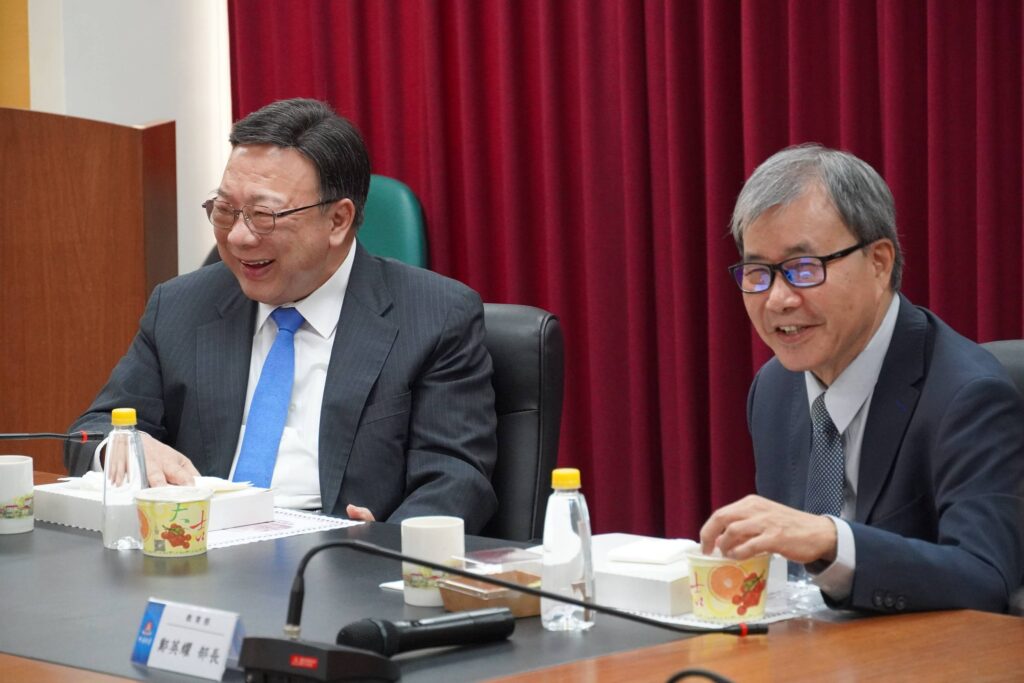 教育部核定清華、中華整併案 鄭英耀讚華大:成功不必在我 2 114082121