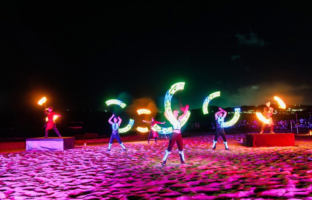 用火焰與光影點亮海岸 邀您淨灘為夏夜寫下永續句點 25 %E3%80%8A%E7%81%AB%E5%B6%BC%E5%85%89%E3%80%8B%E7%81%AB%E8%88%9E%E4%BD%9C%E5%93%81%E4%BB%A5LED%E5%85%89%E8%88%9E%E8%88%87%E7%8F%BE%E4%BB%A3%E8%88%9E%E4%BA%A4%E7%B9%94%E5%87%BA%E4%B8%80%E6%AE%B5%E8%B7%A8%E9%A0%98%E5%9F%9F%E7%9A%84%E5%85%B1%E5%89%B5%E6%BC%94%E5%87%BA