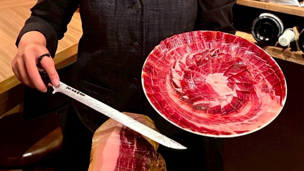 打造鬆弛而有儀式感的餐酒體驗!西班牙 BAR SALUD 進駐春大直創「私廚X客座」酒窖概念 2.0 12 %E7%8F%BE%E7%89%87%E7%81%AB%E8%85%BF 1