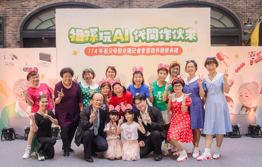 114年教育部祖父母節園遊會暨徵件頒獎 祖孫玩AI 代間作伙來 2 ▲教育部朱俊彰常務次長、終身教育司梁學政司長與開場表演團隊合照。(圖/教育部提供)