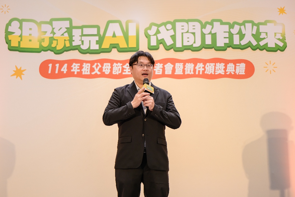 114年教育部祖父母節園遊會暨徵件頒獎 祖孫玩AI 代間作伙來 3 ▲教育部朱俊彰常務次長致詞。(圖/教育部提供)