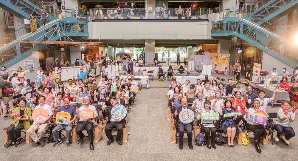 114年教育部祖父母節園遊會暨徵件頒獎 祖孫玩AI 代間作伙來 4 ▲114年祖父母節活動全體大合影。(圖/教育部提供)