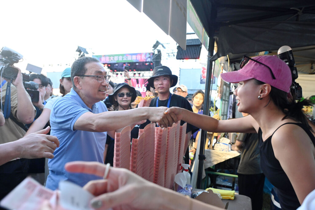 新北河海音樂季大都會公園開唱 侯友宜:感受夏日音樂獨特魅力 14 %E9%99%A4%E6%89%93%E9%80%A0%E5%A4%A7%E5%B0%8F%E9%9B%99%E8%88%9E%E5%8F%B0%EF%BC%8C%E8%AE%93%E6%B0%91%E7%9C%BE%E4%BA%AB%E5%8F%97%E3%80%8C%E8%B7%91%E5%8F%B0%E3%80%8D%E6%A8%82%E8%B6%A3%EF%BC%8C%E7%8F%BE%E5%A0%B4%E4%B9%9F%E6%9C%89%E8%B1%90%E5%AF%8C%E5%A4%9A%E6%A8%A3%E7%9A%84%E7%BE%8E%E9%A3%9F%E5%B8%82%E9%9B%86%E9%80%B2%E9%A7%90