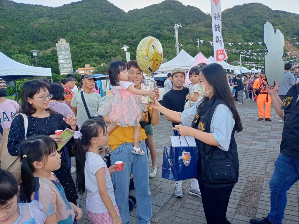 基二警結合 2025基隆鎖管季 活動與青少年朋友互動宣導 3 %E4%B8%89 23