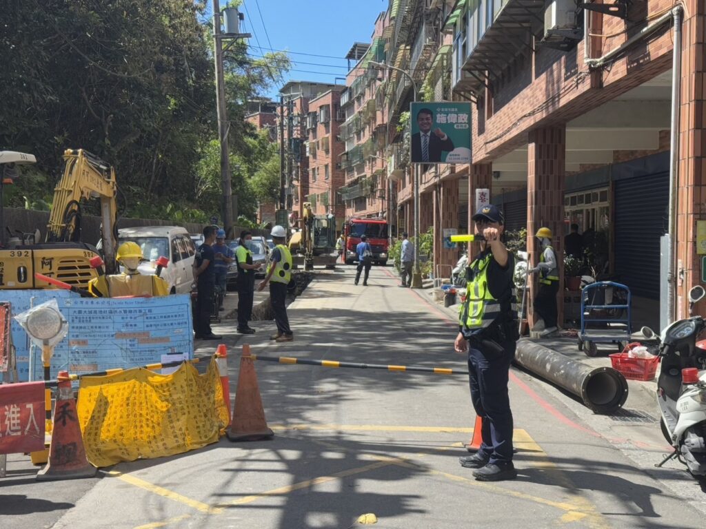 施工挖破氣管釀外洩 基警即時交管協助搶修 2 %E4%BA%8C 29
