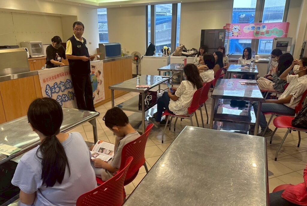 移民署引領新住民體驗越式文化 製作果茶、繪畫創作增進親子互動 2 114082621