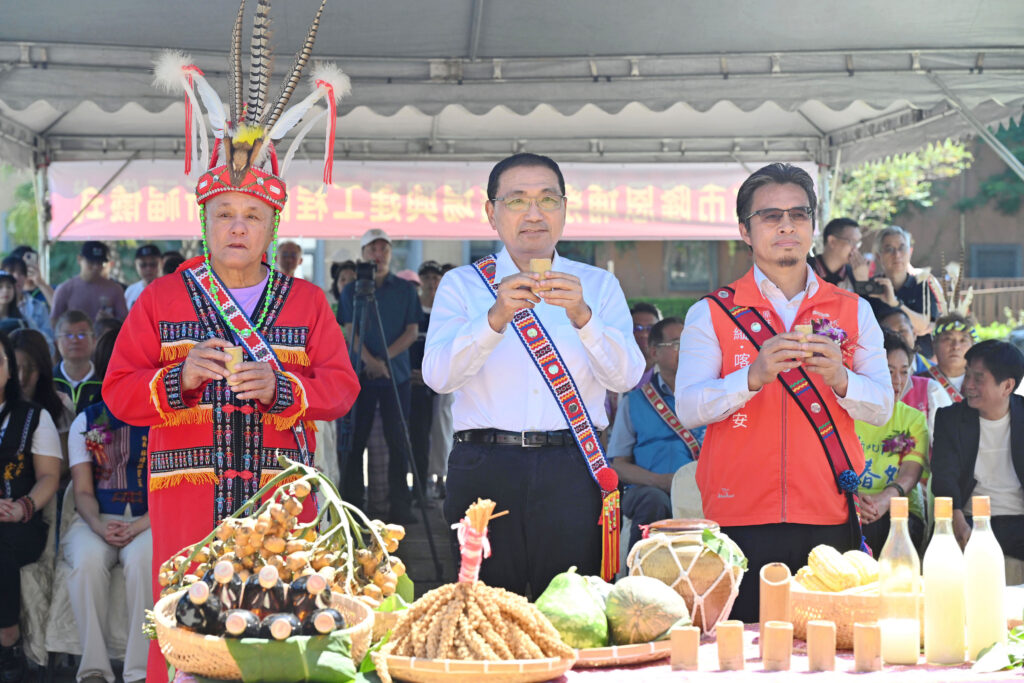 新北首座歲時祭儀廣場動土 侯友宜宣布調高原民幹部工作費 8 %E4%BE%AF%E5%8F%8B%E5%AE%9C%E8%A1%A8%E7%A4%BA%EF%BC%8C%E3%80%8C%E5%8E%9F%E4%BD%8F%E6%B0%91%E6%97%8F%E6%AD%B2%E6%99%82%E7%A5%AD%E5%84%80%E5%BB%A3%E5%A0%B4%E3%80%8D%E4%BD%8D%E7%BD%AE%E6%A5%B5%E4%BD%B3%EF%BC%8C%E5%B0%87%E6%88%90%E7%82%BA%E5%8E%9F%E4%BD%8F%E6%B0%91%E6%97%8F%E6%8E%A8%E5%BB%A3%E6%96%87%E5%8C%96%E5%8F%8A%E5%A2%9E%E9%80%B2%E6%83%85%E8%AA%BC%E7%9A%84%E9%87%8D%E8%A6%81%E6%B4%BB%E5%8B%95%E5%A0%B4%E5%9F%9F