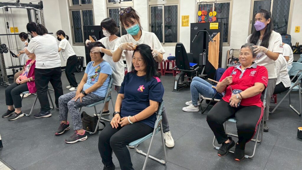 牛轉筋開.幸福傳愛 這裡共好協會培力婦女為鶯歌永昌社區長輩按摩舒壓 6 %E9%80%99%E8%A3%A1%E5%85%B1%E5%A5%BD%E5%8D%94%E6%9C%83%E5%88%B0%E9%B6%AF%E6%AD%8C%E6%B0%B8%E6%98%8C%E7%A4%BE%E5%8D%80%E7%82%BA%E9%95%B7%E8%BC%A9%E6%9C%8D%E5%8B%99%E3%80%8C%E7%89%9B%E8%A7%92%E9%AC%86%E7%AD%8B%E3%80%8D%E7%B4%93%E5%A3%93%E9%A0%AD%E9%83%A8%E7%AD%89%E7%B6%93%E7%B5%A1