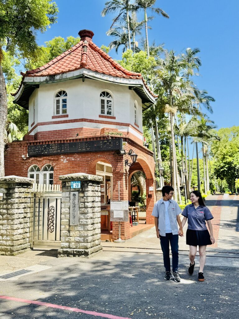 淡水400年古蹟文化廊帶 歷史巡禮導覽結合影視熱點 4 %E6%B7%A1%E6%B0%B4%E5%8F%A4%E8%B9%9F%E5%8D%9A%E7%89%A9%E9%A4%A8%E3%80%8C%E5%8F%A4%E8%B9%9F%E6%96%87%E5%8C%96%E5%BB%8A%E5%B8%B6%E3%80%8D%E4%B8%BB%E9%A1%8C%E5%B0%8E%E8%A6%BD%E6%B4%BB%E5%8B%95%EF%BC%8C%E8%A1%8C%E7%B6%93%E7%9A%84%E6%B7%A1%E6%B1%9F%E9%AB%98%E7%B4%9A%E4%B8%AD%E5%AD%B8%E6%98%AF%E9%9B%BB%E5%BD%B1%E3%80%8A%E4%B8%8D%E8%83%BD%E8%AA%AA%E7%9A%84%C2%B7%E7%A7%98%E5%AF%86%E3%80%8B%E5%8F%96%E6%99%AF%E5%9C%B0%EF%BC%8C%E5%90%B8%E5%BC%95%E9%81%8A%E5%AE%A2%E7%89%B9%E5%9C%B0%E7%A9%BF%E4%B8%8A%E7%89%B9%E8%A3%BD%E5%88%B6%E6%9C%8D%E5%9C%A8%E9%9B%BB%E5%BD%B1%E5%A0%B4%E6%99%AF%E6%8B%8D%E7%85%A7