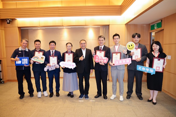 不扣薪家庭照顧假、敬老假亮眼 侯友宜表揚7家幸福企業 16 %E4%BE%AF%E5%B8%82%E9%95%B7%E8%A1%A8%E6%8F%9A%E8%A3%95%E9%9A%86%E7%B6%93%E7%AE%A1%E7%AD%897%E5%AE%B6%E8%BE%A6%E7%90%86%E5%8F%8B%E5%96%84%E5%AE%B6%E5%BA%AD%E5%8F%8A%E5%B7%A5%E4%BD%9C%E5%B9%B3%E7%AD%89%E6%8E%AA%E6%96%BD%E7%9A%84%E5%84%AA%E8%89%AF%E4%BC%81%E6%A5%AD