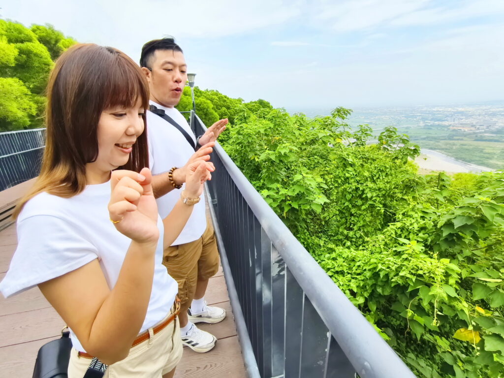 鐵砧山欄杆「電人」 中市觀旅局科普靜電現象並設置「除靜電球」 1 %E8%A9%B9%E5%A7%93%E6%83%85%E4%BE%B6%E9%81%8A%E5%AE%A2%E6%96%BC%E5%9C%92%E5%8D%80%E9%81%8A%E8%A6%BD%E6%99%82 %E8%A7%B8%E7%A2%B0%E6%AC%84%E6%9D%86%E6%99%82%E7%94%A2%E7%94%9F%E9%9D%9C%E9%9B%BB 0