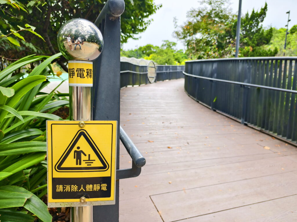 鐵砧山欄杆「電人」 中市觀旅局科普靜電現象並設置「除靜電球」 3 %E7%8F%BE%E5%A0%B4 %E9%99%A4%E9%9D%9C%E9%9B%BB%E7%90%83 0
