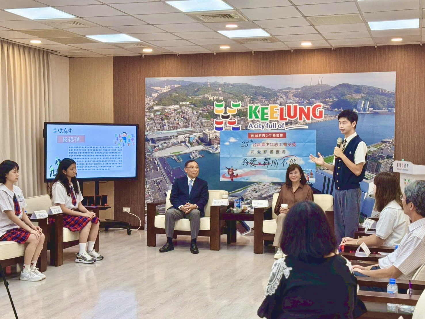 二信高中畢業生蔡福洋獲頒「台新青少年志工菁英獎」 2 S 50454539