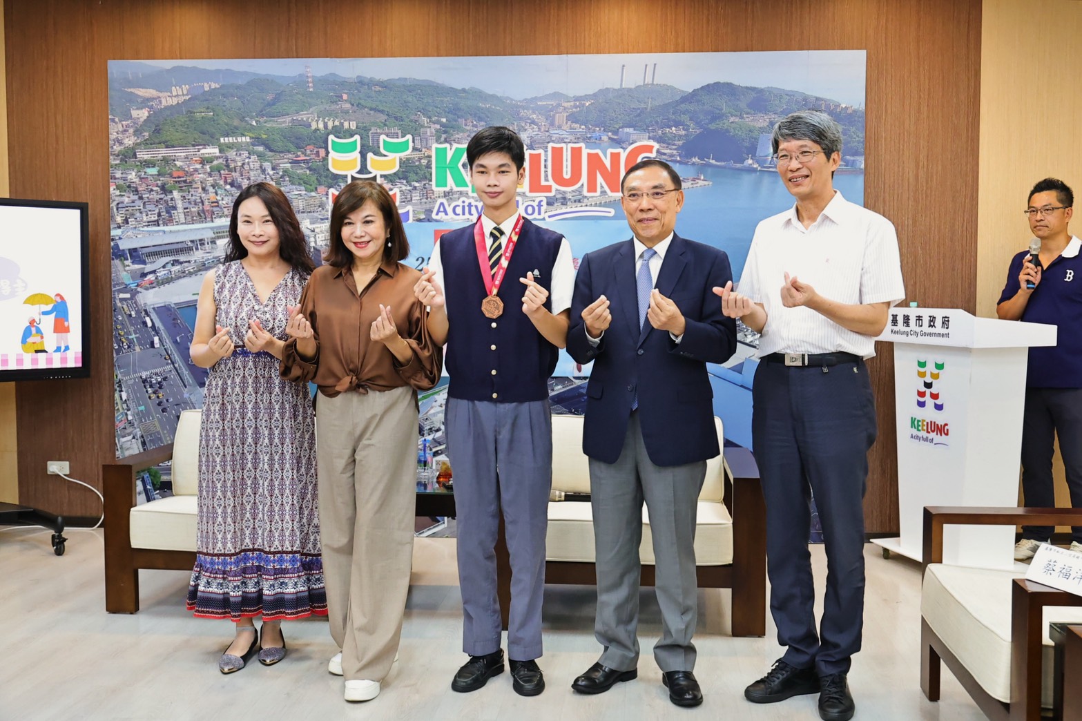 二信高中畢業生蔡福洋獲頒「台新青少年志工菁英獎」 3 S 50454541