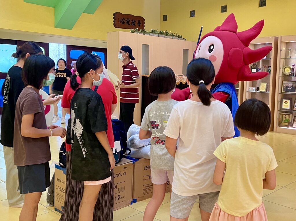 為孩童打造新學期新起點!新竹大遠百捐助德蘭中心開學新用品 2 114082711