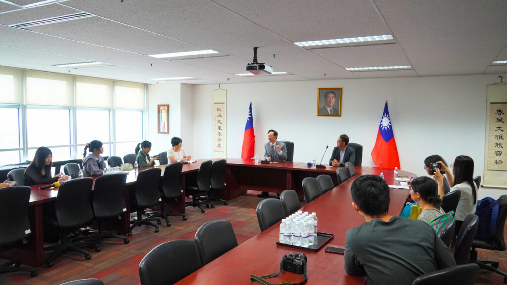 11位臺北客家青年大使出訪新加坡 進行客家文化交流開啟青年對談 12 %E8%87%BA%E5%8C%97%E5%B8%82%E5%AE%A2%E5%A7%94%E6%9C%83%E4%B8%BB%E5%A7%94%E5%90%B3%E6%96%87%E5%BE%B7%E7%8E%87%E5%9C%98%E6%8B%9C%E6%9C%83%E9%A7%90%E6%96%B0%E5%8A%A0%E5%9D%A1%E8%87%BA%E5%8C%97%E4%BB%A3%E8%A1%A8%E8%99%95%EF%BC%8C%E6%8E%A8%E5%BB%A3%E5%85%A8%E7%90%83%E5%AE%A2%E5%AE%B6%E4%B8%B2%E6%B5%81%E8%A8%88%E7%95%AB%EF%BC%8C%E4%BF%83%E9%80%B2%E5%AE%A2