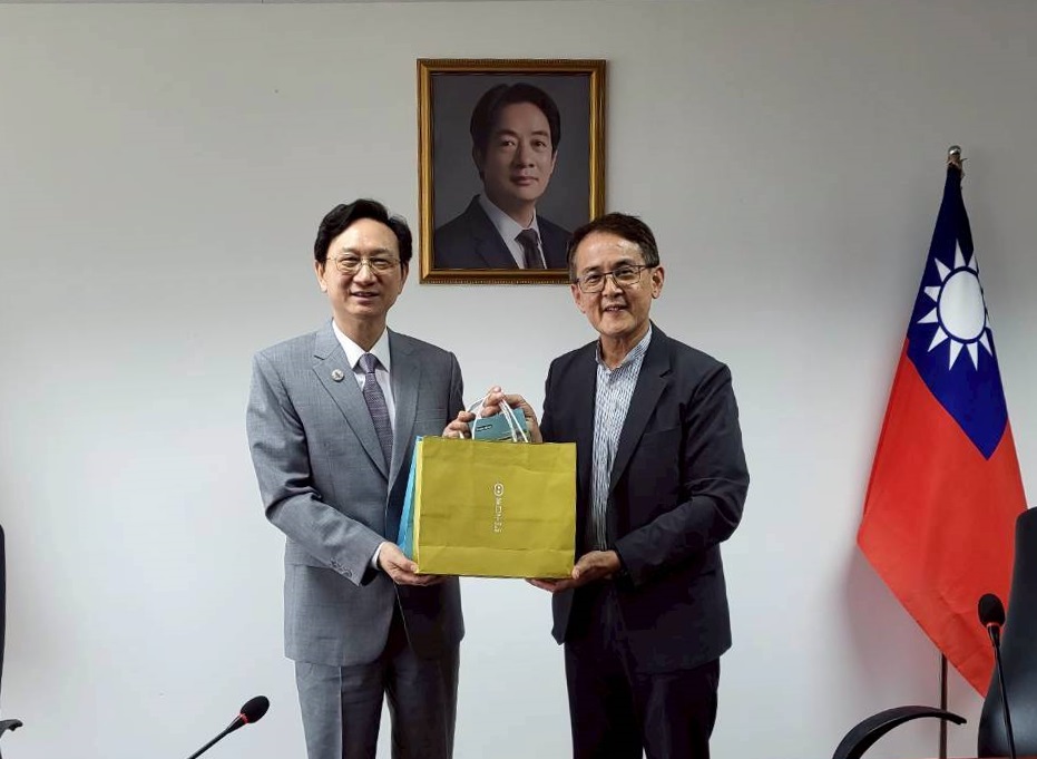 11位臺北客家青年大使出訪新加坡 進行客家文化交流開啟青年對談 14 %E9%A7%90%E6%98%9F%E4%BB%A3%E8%A1%A8%E7%AB%A5%E6%8C%AF%E6%BA%90%E8%88%87%E5%8C%97%E5%B8%82%E5%AE%A2%E5%A7%94%E6%9C%83%E4%B8%BB%E5%A7%94%E5%90%B3%E6%96%87%E5%BE%B7%E6%9C%83%E6%99%A4%EF%BC%8C%E4%BA%A4%E6%B5%81%E5%AE%A2%E5%AE%B6%E6%96%87%E5%8C%96%E4%B8%A6%E6%8E%A8%E5%8B%95%E8%87%BA%E6%98%9F%E5%90%88%E4%BD%9C