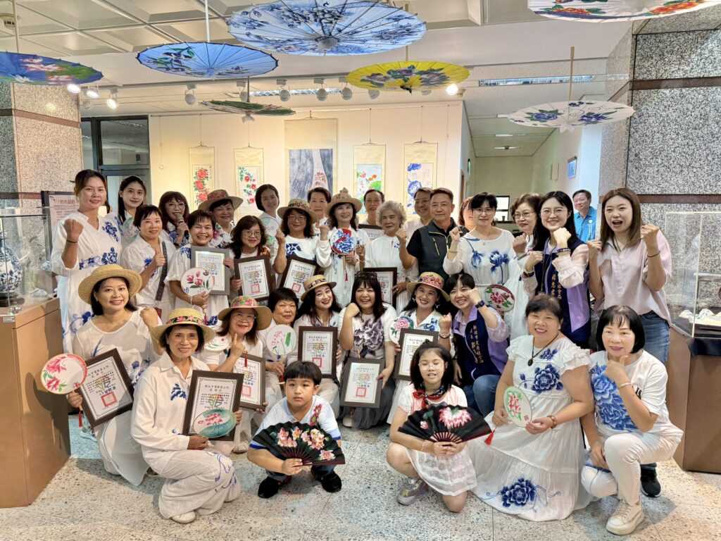 「閃亮藝啟-青花再現」鶯歌區婦女大學師生成果展 7 %E5%A4%A7%E5%90%88%E7%85%A7