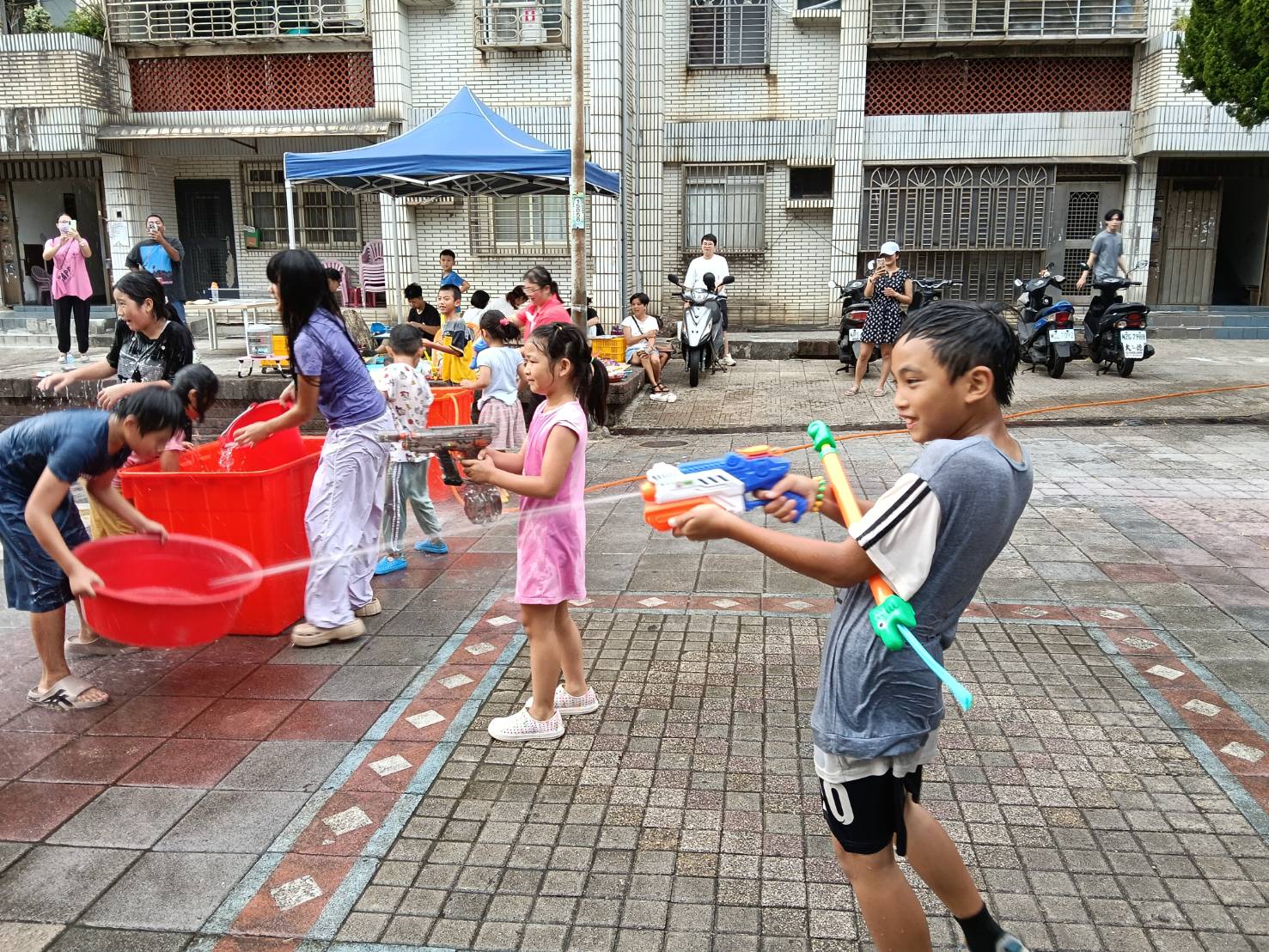 「我不要開學!」快閃遊戲孩童盡情放電樂無窮 2 S 42352667