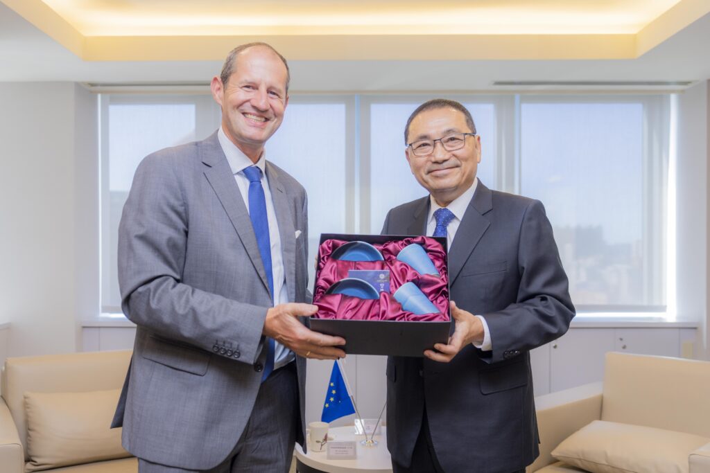 新北加入國際城市夥伴計畫 歐盟處長拜會侯友宜盼深化合作 16 %E4%BE%AF%E5%B8%82%E9%95%B7%E8%87%B4%E8%B4%88%E9%B6%AF%E6%AD%8C%E9%99%B6%E7%93%B7%E7%B5%A6%E8%B0%B7%E5%8A%9B%E5%93%B2%E8%99%95%E9%95%B7%EF%BC%88%E5%B7%A6%EF%BC%89