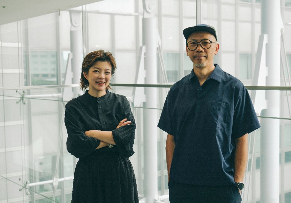 多次入圍葛萊美獎設計師黃家賢以「黑令旗」詮釋義民精神 14 %E5%AE%A2%E5%AE%B6%E5%B1%80%E9%95%B7%E5%8A%89%E5%86%A0%E5%90%9F%E8%88%87%E6%B4%8B%E8%94%A5%E8%A8%AD%E8%A8%88%E5%89%B5%E8%BE%A6%E4%BA%BA%E9%BB%83%E5%AE%B6%E8%B3%A2%EF%BC%8C%E5%85%B1%E5%90%8C%E7%82%BA%E5%AE%A2%E5%AE%B6%E5%82%B3%E7%B5%B1%E7%A5%AD%E5%85%B8%E8%A9%AE%E9%87%8B%E5%87%BA%E5%B6%84%E6%96%B0%E6%A8%A1%E6%A8%A3