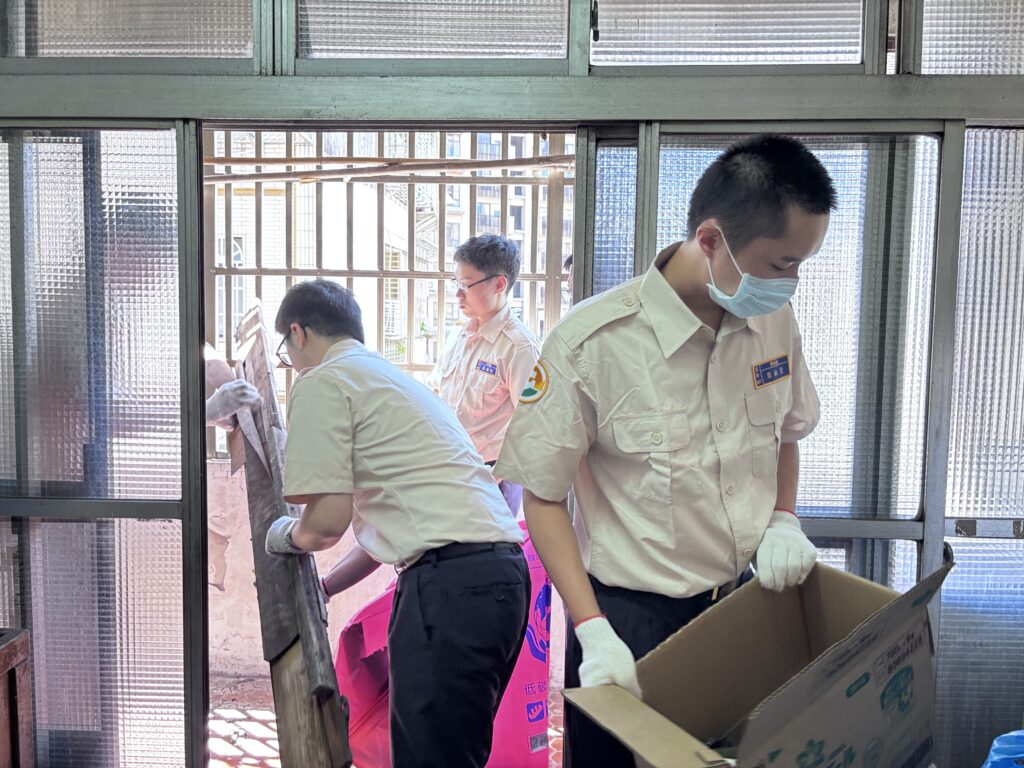 林口公所役男投入獨居長者社會關懷 清整環境共築溫暖社區 12 4%E5%90%8D%E5%BD%B9%E7%94%B7%E7%AB%A5%E5%BF%83%E5%8D%94%E5%8A%9B%E6%B8%85%E6%BD%94%E7%8D%A8%E8%80%81%E5%AE%B6%E5%B1%85%E7%92%B0%E5%A2%83%EF%BC%8C%E8%AE%93%E4%BC%AF%E4%BC%AF%E5%AE%89%E5%BF%83%E9%82%84%E5%B1%8B%E5%85%A5%E4%BD%8F%E6%A9%9F%E6%A7%8B