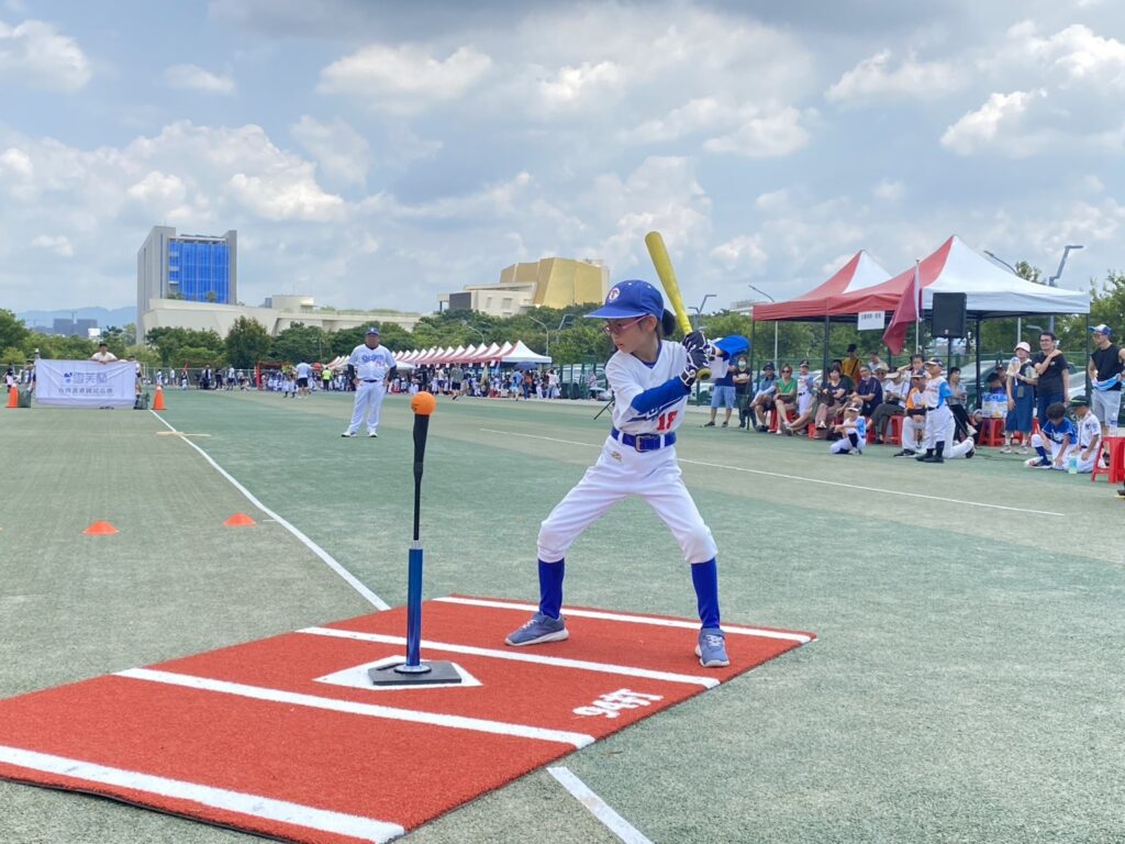 台中盃TCBA幼兒棒球全國大賽 中央球場歡樂登場 2 %E5%A5%B3%E7%94%9F%E5%B0%8F%E7%90%83%E5%93%A1%E5%A0%B4%E4%B8%8A%E5%B0%88%E6%B3%A8%E6%89%93%E6%93%8A