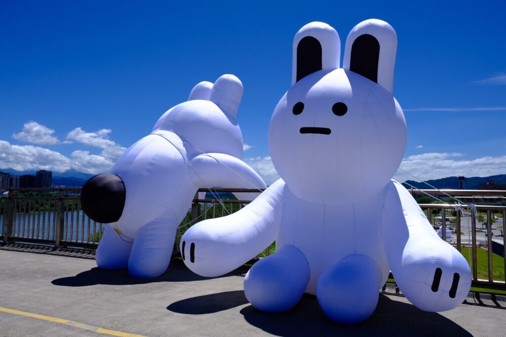 新月橋限定「兔兔Q」萌翻登場! 雲朵裝置點亮新北河濱 12 %E4%B8%80%E8%B5%B7%E4%BE%86%E8%88%87%E5%85%94%E5%85%94Q%E7%95%99%E4%B8%8B%E7%99%82%E7%99%92%E5%90%88%E5%BD%B1