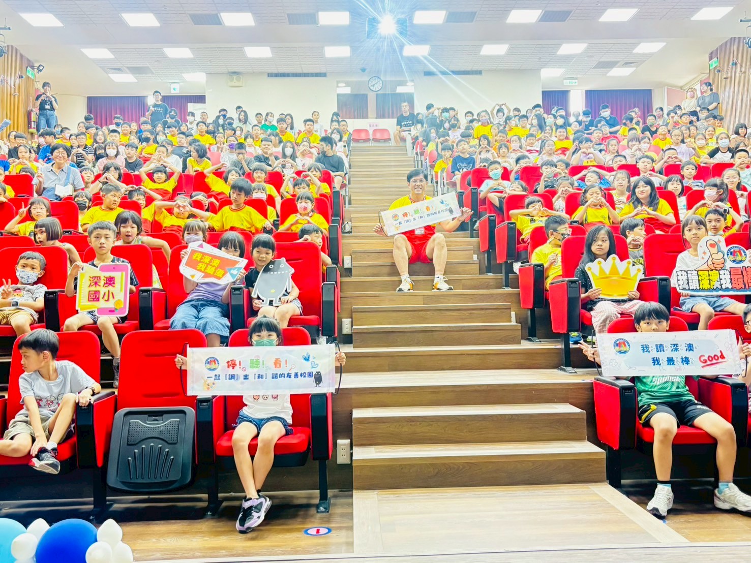 陳建文校長穿校服贈新生狀元帽勉勵「我讀深澳我最棒」 2 540955083 24799598646396362 5363650118924286530 n