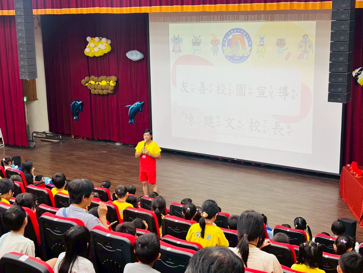 陳建文校長穿校服贈新生狀元帽勉勵「我讀深澳我最棒」 3 541868560 24799598316396395 1872535949851072479 n