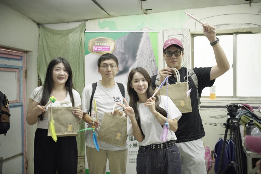 啦啦隊本土顏值天花板邀請粉絲做公益!發起禾羽浪浪探訪日 16 %E7%A6%BE%E7%BE%BD%E8%88%87%E7%B2%89%E7%B5%B2%E4%BA%A4%E6%8F%9B%E8%A6%AA%E6%89%8B%E5%81%9A%E7%9A%84%E9%80%97%E8%B2%93%E6%A3%92 1