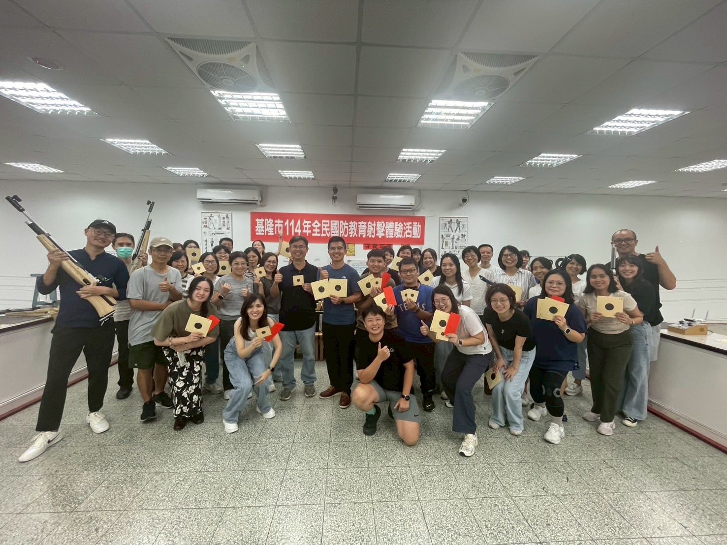 七堵國小師長赴明德國中寓教於樂體驗國防教育射擊活動 2 542751543 10163404860928966 134650294722949433 n