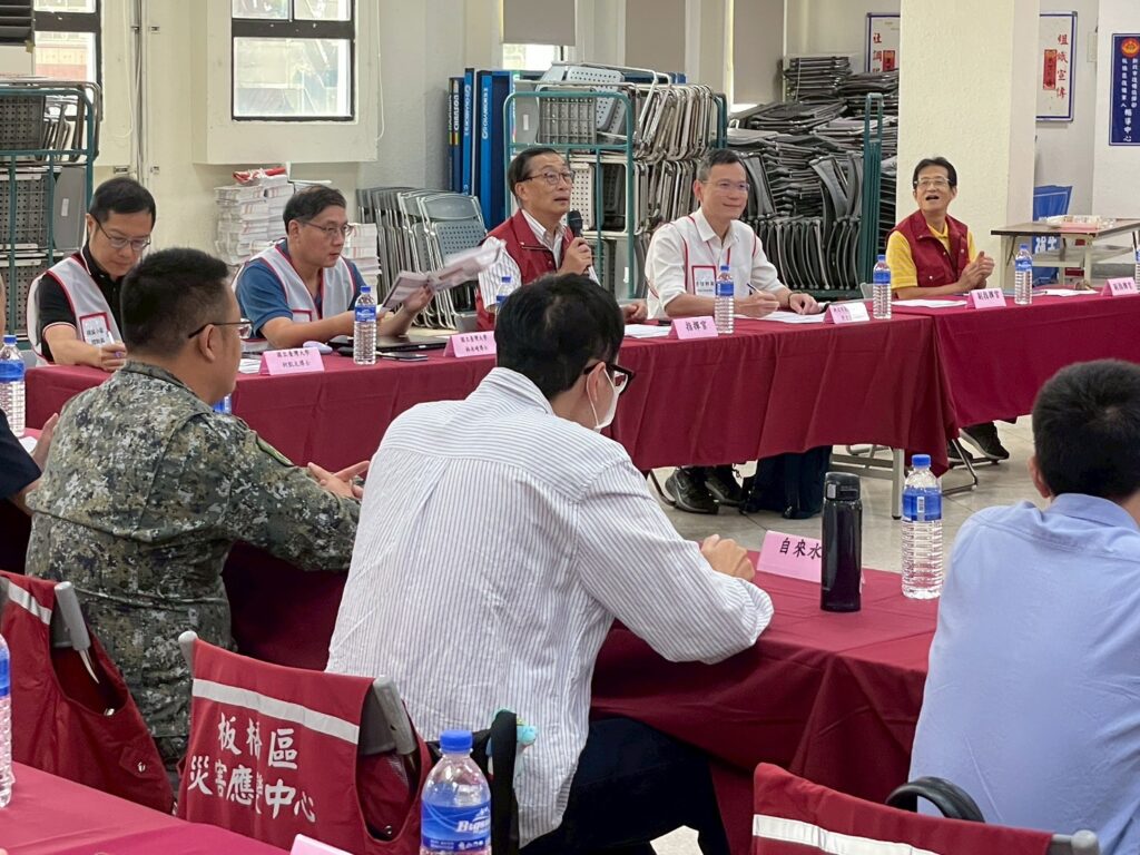 板橋區境況模擬兵棋推演 強化地震災害應變能力 10 %E6%9D%BF%E6%A9%8B%E5%8D%80%E5%A2%83%E6%B3%81%E6%A8%A1%E6%93%AC%E5%85%B5%E6%A3%8B%E6%8E%A8%E6%BC%94%EF%BC%8C%E7%94%B1%E6%9D%BF%E6%A9%8B%E5%8D%80%E5%8D%80%E9%95%B7%E9%99%B3%E5%A5%87%E6%AD%A3%E4%B8%BB%E6%8C%81%E5%89%8D%E6%8E%92%E5%B7%A6%E4%B8%89