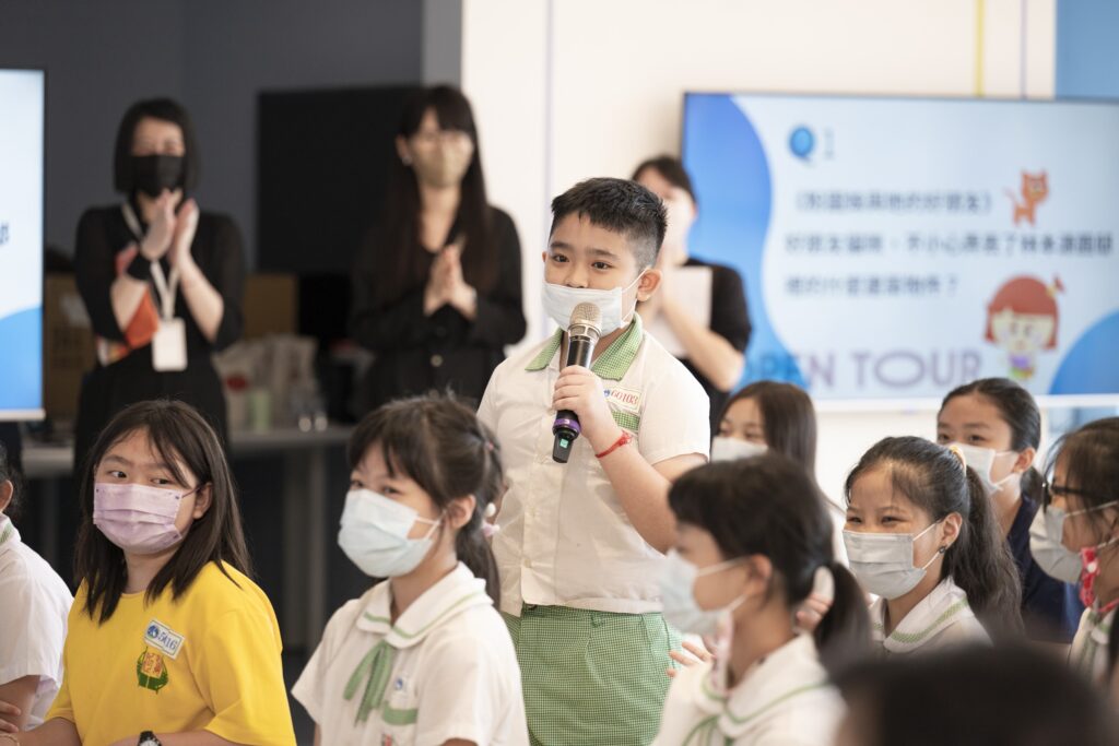 走讀+體驗!「新北OPEN TOUR」帶領學童探索在地文化之旅 31 %E6%96%B0%E5%8C%97%E5%B8%82%E9%B7%BA%E6%B1%9F%E5%9C%8B%E5%B0%8F%E5%AD%B8%E7%94%9F%E5%88%86%E4%BA%AB%E5%BE%9E%E7%BF%BB%E7%BF%BB%E6%9B%B8%E7%9C%8B%E8%A6%8B%E7%9A%84%E6%96%B0%E5%8C%97%E6%96%87%E5%8C%96%E5%A0%B4%E9%A4%A8%E8%88%87%E5%B0%8F%E6%97%85%E8%A1%8C%E7%B2%BE%E5%BD%A9%E9%AB%94%E9%A9%97