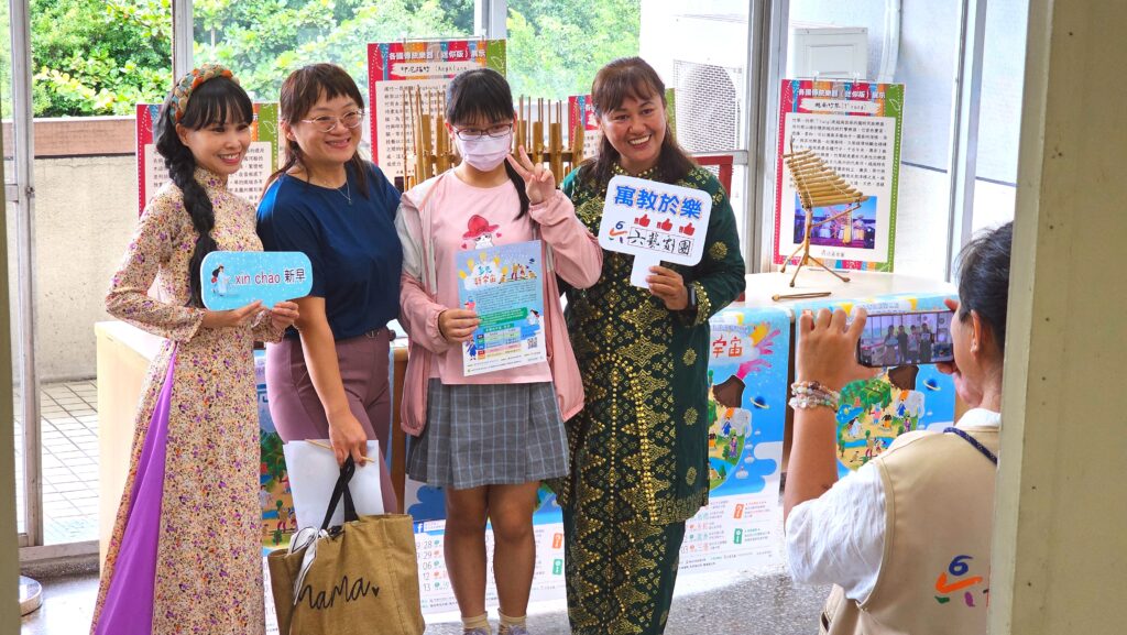 北移工多元文化戲劇巡演11年不間斷 邀親子共賞10場《紅心女王的心願之旅》 16 %E6%B0%91%E7%9C%BE%E9%96%8B%E5%BF%83%E8%88%87%E7%A7%BB%E5%B7%A5%E3%80%81%E6%96%B0%E4%BD%8F%E6%B0%91%E5%90%88%E7%85%A7