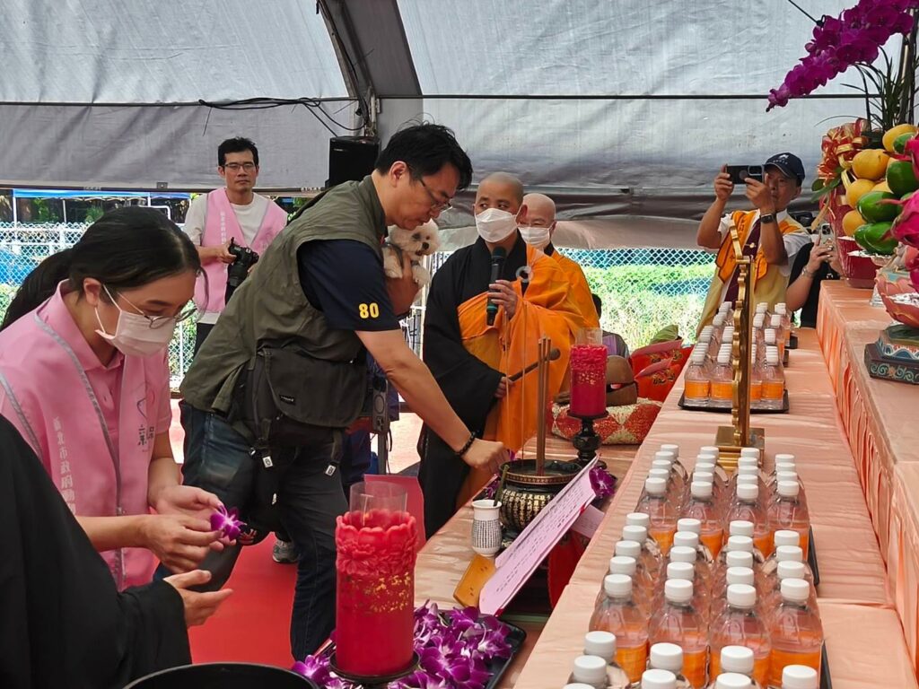 中元動物聯合法會超薦萬靈祈福安生 20 %E6%B0%91%E7%9C%BE%E8%87%B3%E4%BD%9B%E5%89%8D%E7%8D%BB%E8%8A%B1