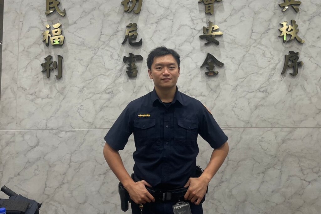 婦人醉倒路旁不省人事 信義暖警推車助民返家 1 %E5%BE%90%E6%95%AC%E5%A0%AF