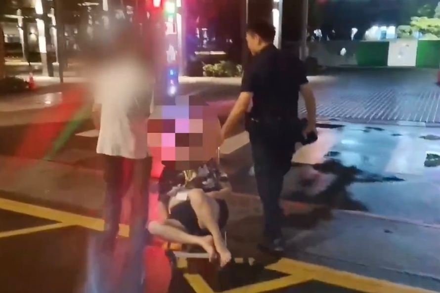 婦人醉倒路旁不省人事 信義暖警推車助民返家 2 MEITU 20250907 092105473