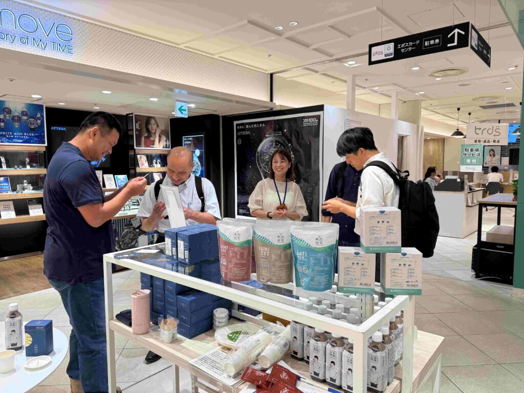 新北青農父子聯手開發包種茶鳳梨酥 跨海飄香日本百貨上市 8 %E5%A4%A9%E7%84%B6%E8%8C%B6%E8%8E%8A%E9%96%8B%E7%99%BC%E5%90%84%E5%BC%8F%E8%8C%B6%E7%94%A2%E5%93%81%E6%B7%B1%E5%8F%97%E6%97%A5%E6%9C%AC%E6%B0%91%E7%9C%BE%E8%82%AF%E5%AE%9A